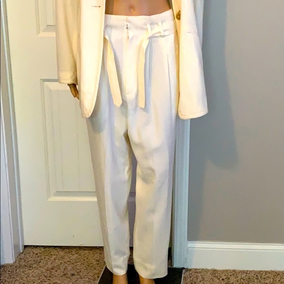 Beautiful WH New York Woman’s Cream 2PC Pantsuit - Picture 5 of 9